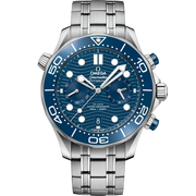 Quadrante grigio opaco in ceramica con motivo a onde inciso al laser e indici luminescenti dell’Omega Seamaster Diver 300M Chronograph 44 mm modello 210.30.44.51.06.001 con cinturino in gomma tecnica antracite.